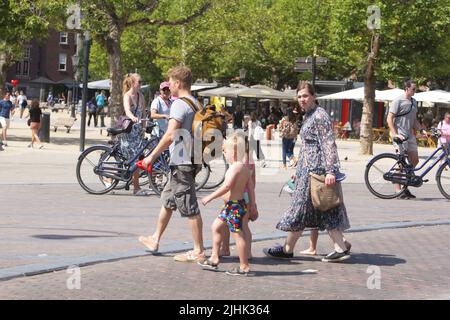 Amsterdam, Niederlande. 19.. Juli 2022. Mitglieder der öffentlichen Spaziergänge auf dem Museumplein am 19. Juli 2022 in Amsterdam, Niederlande. In einigen Regionen der Niederlande wurden Temperaturen von 39 Grad Celsius prognostiziert, das niederländische Wetterbüro (KNMI) gab eine Code-Orange-Wetterwarnung heraus. (Foto von Paulo Amorim/Sipa USA) Quelle: SIPA USA/Alamy Live News Stockfoto