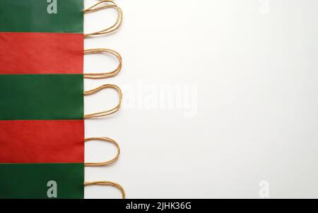 Eine Reihe von bunten Papier-Einkaufstaschen auf weißem Hintergrund Stockfoto