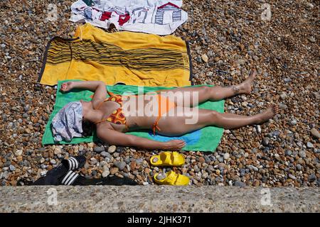 Menschen sonnen sich an einem überfüllten Brighton Beach. Die Briten werden am heißesten britischen Tag der Rekorde schmelzen, da die Temperaturen voraussichtlich auf 40C steigen werden. Bilddatum: Dienstag, 19. Juli 2022. Stockfoto