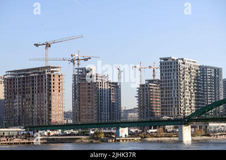 Belgrade Waterfront: Bau von neuen Gebäuden am Sava-Ufer und der Alten Sava-Brücke. Serbien Stockfoto