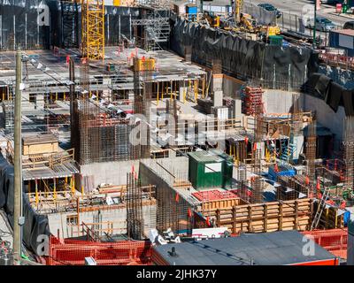 Fundamentgrube eines Hochhauses im Bau. Stockfoto