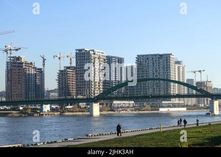 Belgrade Waterfront: Bau von neuen Gebäuden am Sava-Ufer und der Alten Sava-Brücke. Serbien Stockfoto
