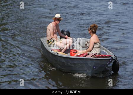 Amsterdam, Niederlande. 19.. Juli 2022. Ein Paar genießt es am 19. Juli 2022 auf dem Boot an der Prinsengracht in Amsterdam, Niederlande. In einigen Regionen der Niederlande wurden Temperaturen von 39 Grad Celsius prognostiziert, das niederländische Wetterbüro (KNMI) gab eine Code-Orange-Wetterwarnung heraus. (Foto von Paulo Amorim/Sipa USA) Quelle: SIPA USA/Alamy Live News Stockfoto