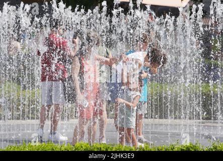 Amsterdam, Niederlande. 19.. Juli 2022. Am 19. Juli 2022 in Amsterdam, Niederlande, genießt die Öffentlichkeit den Brunnen im öffentlichen Garten des Rijksmuseums. In einigen Regionen der Niederlande wurden Temperaturen von 39 Grad Celsius prognostiziert, das niederländische Wetterbüro (KNMI) gab eine Code-Orange-Wetterwarnung heraus. (Foto von Paulo Amorim/Sipa USA) Quelle: SIPA USA/Alamy Live News Stockfoto