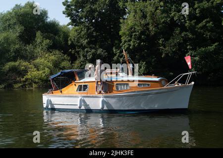 Bray, Großbritannien. 19.. Juli 2022. Schwanenboot auf der Themse bei Bray Lock. Swan Upping ist die traditionelle britische jährliche Zählung der Schwäne und Cygnets an der Themse durch die Royal Swan Uppers und Swan Uppers der Lackhersteller der Winzer und Dyers. Quelle: Maureen McLean/Alamy Live News Stockfoto