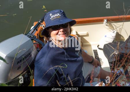 Bray, Großbritannien. 19.. Juli 2022. Wendy Hermon, die die Schwanenhilfe Swan Support leitet. Schwanenboot auf der Themse bei Bray Lock. Swan Upping ist die traditionelle britische jährliche Zählung der Schwäne und Zygnets an der Themse durch die Royal Swan Uppers und Swan Uppers der Winzer- und Dyers-Lackfirmen Credit: Maureen McLean/Alamy Live News Stockfoto