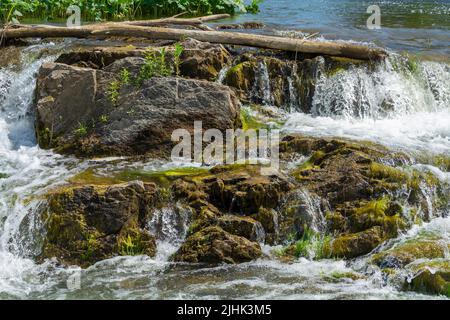 Ein kleiner Wasserfall auf der Taiga Suenga, Region Nowosibirsk Stockfoto