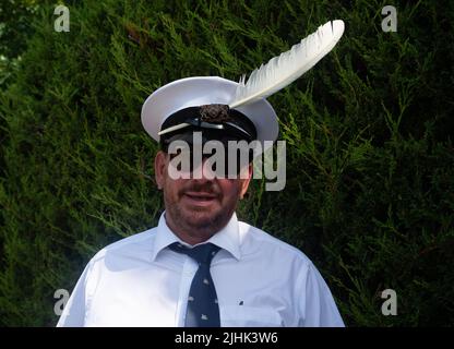 Bray, Großbritannien. 19.. Juli 2022. Jeremy McCarthy, Barge Master für die Dyer's Livery Company. Schwanenboot auf der Themse bei Bray Lock. Swan Upping ist die traditionelle britische jährliche Zählung der Schwäne und Cygnets an der Themse durch die Royal Swan Uppers und Swan Uppers der Lackhersteller der Winzer und Dyers. Quelle: Maureen McLean/Alamy Live News Stockfoto