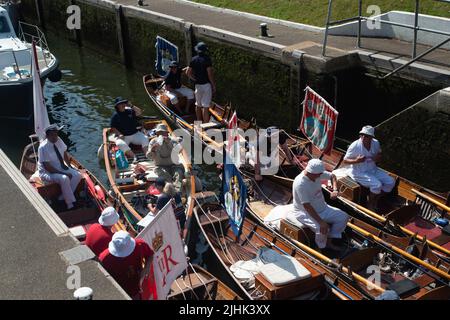 Bray, Großbritannien. 19.. Juli 2022. Schwanenboot auf der Themse bei Bray Lock. Swan Upping ist die traditionelle britische jährliche Zählung der Schwäne und Cygnets an der Themse durch die Royal Swan Uppers und Swan Uppers der Lackhersteller der Winzer und Dyers. Leider ist die Zahl der Cygnets nach der Vogelgrippe Anfang dieses Jahres und der Zahl der Schwäne, die durch brutale Hundeangriffe und Jugendliche getötet wurden, zurückgegangen. Quelle: Maureen McLean/Alamy Live News Stockfoto