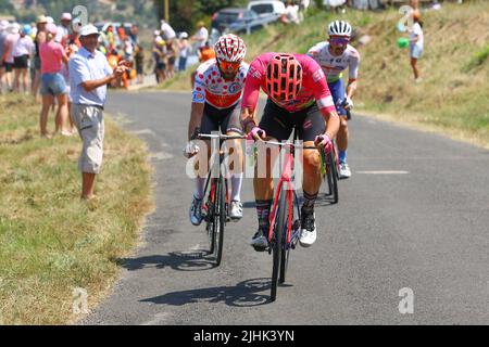 Der Deutsche Simon Geschke von Cofidis und der Schweizer Stefan Bissegger von EF Education-EasyPost im Einsatz während der sechzehnten Etappe des Radrennens der Tour de France, von Carcassonne nach Foix (179km), Frankreich, am Dienstag, den 19. Juli 2022. Die diesjährige Tour de France findet vom 01. Bis 24. Juli 2022 statt. BELGA FOTO DAVID PINTENS - UK OUT Stockfoto