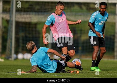 Lutte, Niederlande. 19/07/2022, de Lutte - Mark Diemers von Feyenoord, Jens Toornstra von Feyenoord während des Feyenoords am SV de Lutte am 19. Juli 2022 in de Lutte, Niederlande. (Box zu Box Pictures/Tom Bode) Stockfoto