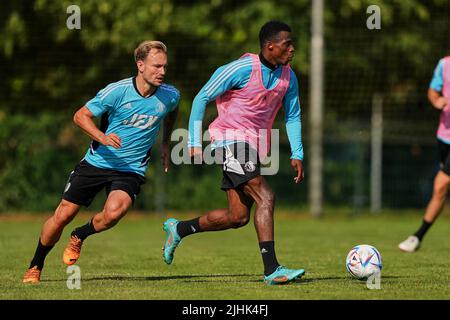 Lutte, Niederlande. 19/07/2022, de Lutte - Mark Diemers von Feyenoord, Javairo Dilrosun von Feyenoord während des Feyenoords am SV de Lutte am 19. Juli 2022 in de Lutte, Niederlande. (Box zu Box Pictures/Tom Bode) Stockfoto