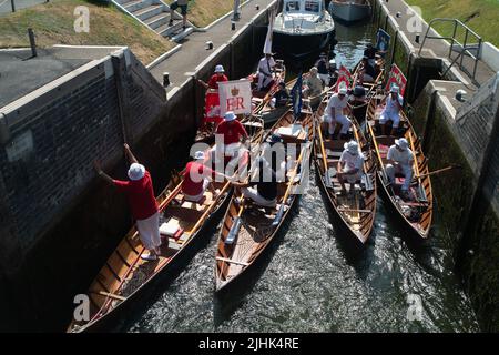 Bray, Großbritannien. 19.. Juli 2022. Schwanenboot auf der Themse bei Bray Lock. Swan Upping ist die traditionelle britische jährliche Zählung der Schwäne und Cygnets an der Themse durch die Royal Swan Uppers und Swan Uppers der Lackhersteller der Winzer und Dyers. Leider ist die Zahl der Cygnets nach der Vogelgrippe Anfang dieses Jahres und der Zahl der Schwäne, die durch brutale Hundeangriffe und Jugendliche getötet wurden, zurückgegangen. Quelle: Maureen McLean/Alamy Live News Stockfoto