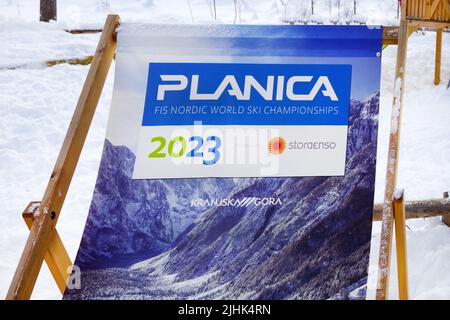 Liegestuhl im Schnee mit Bezug auf die Planica FIS Nordische Ski-Weltmeisterschaft in Kranjska Gora, Slowenien Stockfoto