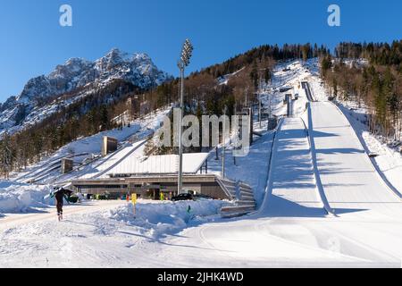 Blick auf die Skisprungschanze in Planica, Slowenien bei Ratece bei Kranjska gora im Winter mit Schnee. Stockfoto