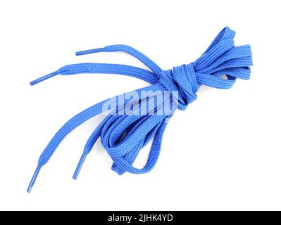 Blaue Schnürsenkel flach auf weißem Hintergrund. Gebündelte Sport Schnürsenkel. Flache Schnürsenkel gebunden Set ist auf einem weißen Hintergrund isoliert. Draufsicht. Stockfoto