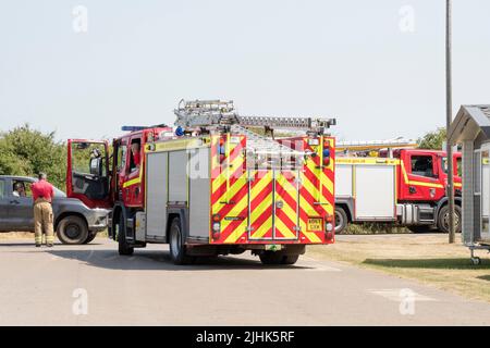 Dienstag, 19. Juli 2022. Feuergeräte, die an einem Heidebrand am Rande des Ken Hill Sümpfes zwischen Snettisham und Heacham in West Norfolk teilnehmen. Stockfoto