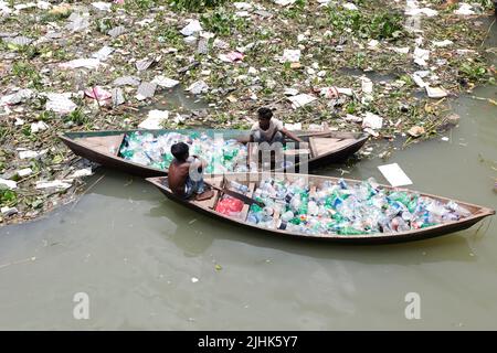 Dhaka, Bangladesch - 15. Juli 2022: Täglich werden Hunderte von Plastikflaschen vom Start an in den Buriganga River in Dhaka geworfen. Zwei Teenager Stockfoto