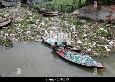 Dhaka, Bangladesch - 15. Juli 2022: Täglich werden Hunderte von Plastikflaschen vom Start an in den Buriganga River in Dhaka geworfen. Zwei Teenager Stockfoto