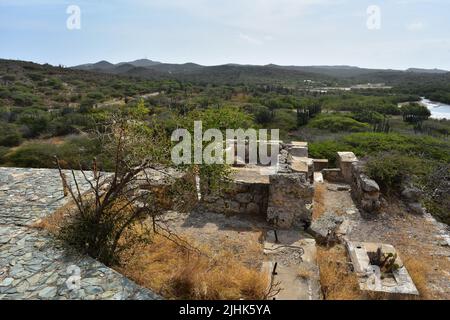 Blick hinunter auf verlassene Ruinen der Goldmühle Balashi in Aruba. Stockfoto