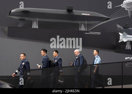 Ausländische Militärangehörige, die das französische Verteidigungsunternehmen MBDA besuchen, kommen während der Farnborough Airshow am 18.. Juli 2022 in Farnborough, England, an Raketenausstellungen vorbei. MBDA, ein weltweit führender Anbieter von Raketen- und Raketensystemen, ist eine multinationale Gruppe mit 10.000 Mitarbeitern in Frankreich, dem Vereinigten Königreich, Italien, Deutschland, Spanien und den Vereinigten Staaten. Die Farnborough International Airshow (FIA) ist eine Fachmesse für die Luft- und Raumfahrt- und Verteidigungsindustrie, die aufgrund von Covid zum ersten Mal seit vier Jahren stattfindet. Die Pandemie hatte während des Krieges in Ukra erhebliche Auswirkungen auf die kommerzielle Luftfahrt Stockfoto