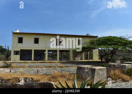 Alles, was noch von der verlassenen Goldmühle Balashi in Aruba übrig ist. Stockfoto