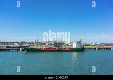 HABIP BAYRAK Öl-/Chemietanker, der am Ölterminal der Fawley Refinery, Fawley, Hampshire, England, Großbritannien, festgemacht wurde Stockfoto