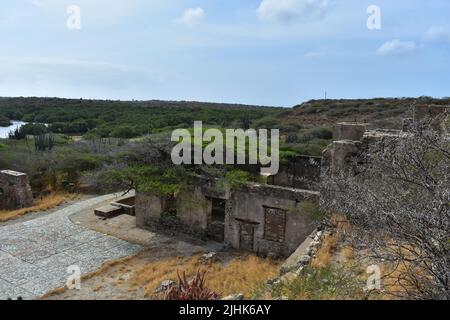 Verlassene Bauruinen der verlassenen Goldmühle Balashi in Aruba. Stockfoto