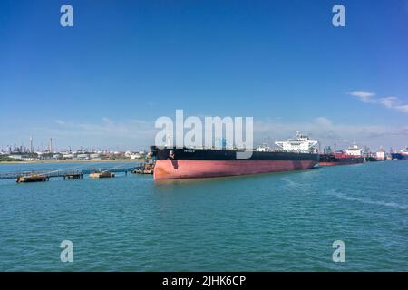 Öltanker Reihen sich entlang des Ölterminals in der Fawley Refinery, Fawley, Hampshire, England, Großbritannien, an Stockfoto