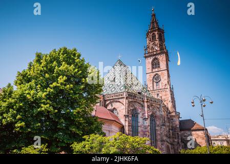 Blick aus dem Osten. Dom Maria Himmelfahrt, Mariä Himmelfahrt, ist die Pfarrkirche der Südtiroler Landeshauptstadt Bozen und der Dom der R Stockfoto