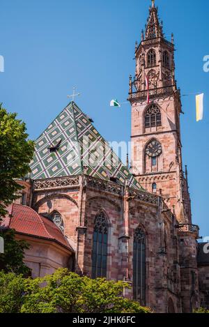 Blick aus dem Osten. Dom Maria Himmelfahrt, Mariä Himmelfahrt, ist die Pfarrkirche der Südtiroler Landeshauptstadt Bozen und der Dom der R Stockfoto