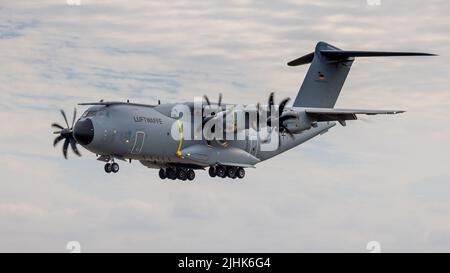 Die deutsche Luftwaffe - Airbus A400M Atlas kommt am 13.. Juli in RAF Fairford an, um an der Royal International Air Tattoo 2022 teilzunehmen Stockfoto