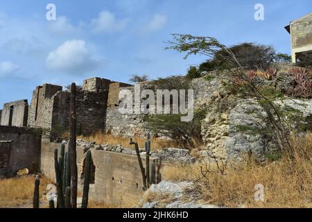 Verlassene historische Ruinen von Balashi Gold Mills in der Wüste von Aruba. Stockfoto