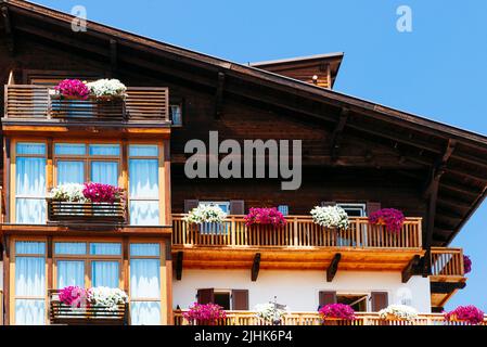 Traditionelle Bergarchitektur. Soprabolzano, kleines und malerisches Dorf. Soprabolzano, Oberbozen, ist eine kleine Stadt in der Provinz Stockfoto