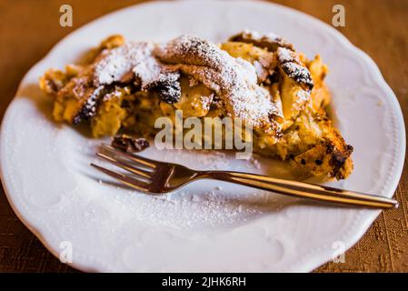 Apfelstrudel ist ein traditioneller Wiener Strudel, ein beliebtes Gebäck in Österreich, Bayern, der Tschechischen Republik, der Slowakischen Republik, Norditalien, Slowenien, ein Stockfoto