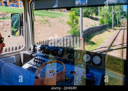 Zugführer. Die Ritten-Bahn ist eine elektrische Stadtbahn, die Bozen mit der Ritten verband. Ritten-Hochebene. Soprabolzano, Bozen, Süd-Ty Stockfoto