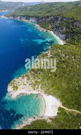 Luftaufnahme des Strandes von Dimitri Eliodoro, auf der Insel Korfu. Griechenland. Schließen Sie den einzigartigen Doppelstrand von Limni. Kerkyra Stockfoto