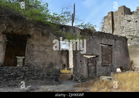 Die verlassenen Balashi Gold Mills von Aruba wurden in der Wüste verlassen und zerfallen. Stockfoto