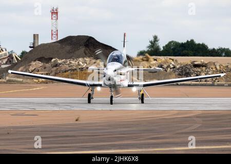 Pilatus PC-7 Mk.II ‘HB-HHH’ rollt bei RAF Fairford am 13.. Juli, um an der Royal International Air Tattoo 2022 teilzunehmen Stockfoto