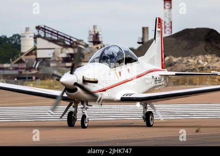 Pilatus PC-7 Mk.II ‘HB-HHH’ rollt bei RAF Fairford am 13.. Juli, um an der Royal International Air Tattoo 2022 teilzunehmen Stockfoto