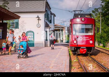 Bahnhof von Ritten Bahnhof. Soprabolzano, kleines und malerisches Dorf. Soprabolzano, Oberbozen, ist eine kleine Stadt in der Provinz Bo Stockfoto