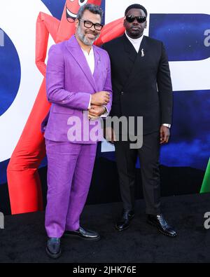 HOLLYWOOD, LOS ANGELES, KALIFORNIEN, USA - 18. JULI: Der amerikanische Schauspieler/Regisseur Jordan Peele und der britische Schauspieler Daniel Kaluuya kommen zur Weltpremiere von Universal Picters' 'Nope', die am 18. Juli 2022 im TCL Chinese Theatre IMAX in Hollywood, Los Angeles, Kalifornien, USA, stattfand. (Foto von Xavier Collin/Image Press Agency) Stockfoto