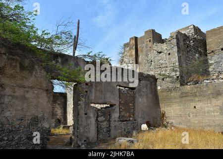 Verlassene Steingebäude der ehemaligen Goldmühle in der Wüste von Aruba. Stockfoto