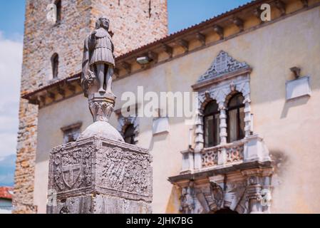 Brunnen und Statue des Hl. Gioatà, San Giovanni Battista, im Hintergrund der Vescovi Palast, jetzt ein Auditorium. Piazza del Duomo. Belluno Stockfoto