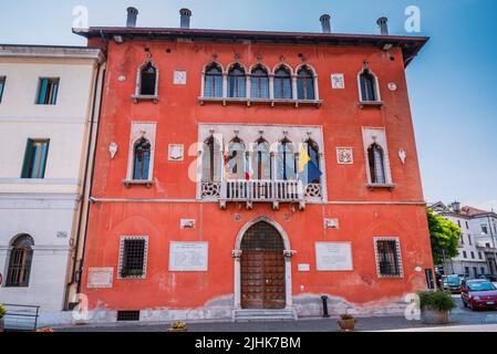 Palazzo Rosso, erbaut 1833 vom Architekten Giuseppe Segusini, im neugotischen Stil. Dort befindet sich der Sitz der Gemeinde Belluno. Bellun Stockfoto