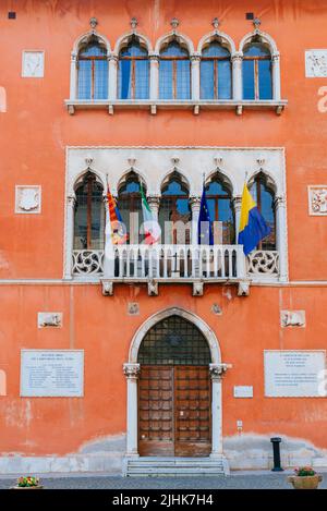 Palazzo Rosso, erbaut 1833 vom Architekten Giuseppe Segusini, im neugotischen Stil. Dort befindet sich der Sitz der Gemeinde Belluno. Bellun Stockfoto