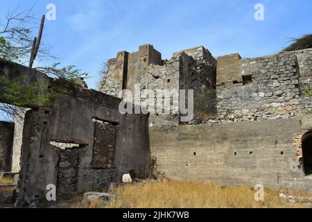 Verlassene verlassene Steinruinen der Balashi Gold Mills in Aruba. Stockfoto