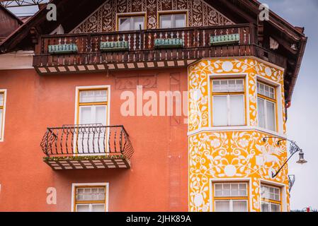 Detail eines typischen Gebäudes. Cortina d'Ampezzo, Provinz Belluno, Venetien, Italien, Europa. Stockfoto