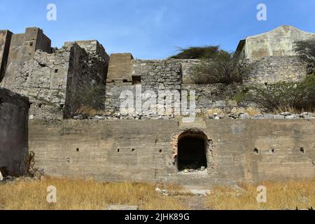 Verlassene und verlassene Ruinen der Goldmühle Balashi in Aruba. Stockfoto