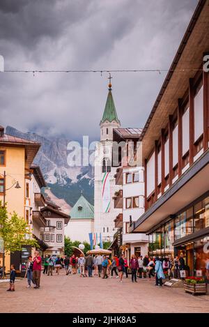 Die Hauptstraße, Corso Italia, im Stadtzentrum. Cortina d'Ampezzo, Provinz Belluno, Venetien, Italien, Europa. Stockfoto